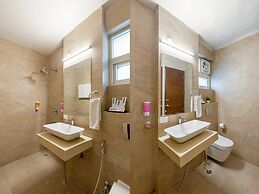 Aadat Hotel Subhash Chowk Gurgaon