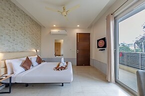 Aadat Hotel Subhash Chowk Gurgaon