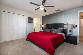 4 Bedroom 3 Bathroom Townhome w Pool