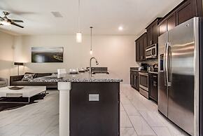 4 Bedroom 3 Bathroom Townhome w Pool