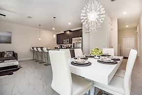 4 Bedroom 3 Bathroom Townhome w Pool