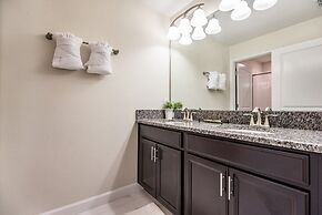 4 Bedroom 3 Bathroom Townhome w Pool