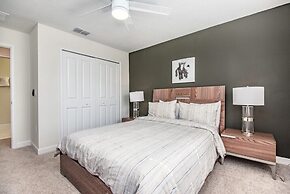 4 Bedroom 3 Bathroom Townhome w Pool