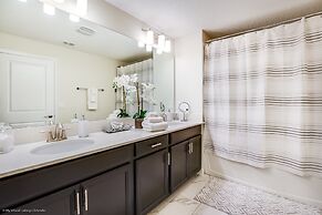 5 Bedroom 4 Bathroom Storey Lake