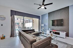 5 Bedroom 4.5 Bathrooms With Pool