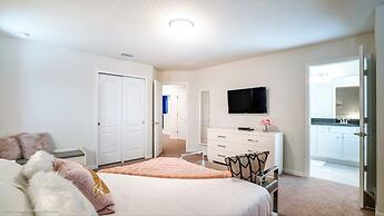 Cool and Modern 6 Bed 4 Ba Villa Game Room Pool 5445