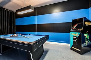 5 Bed Storey Lake Villa with Games & Pool