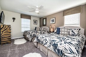 5 Bed Storey Lake Villa with Games & Pool