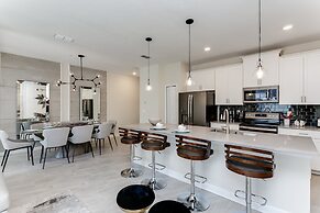 4bed 3Ba Storey Lake Home w. Pool