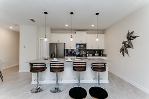 4bed 3Ba Storey Lake Home w. Pool