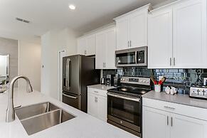 4bed 3Ba Storey Lake Home w. Pool