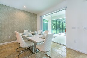 Modern 8 Bdrm 5 Bath Villa