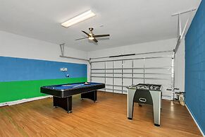 Modern 8 Bdrm 5 Bath Villa