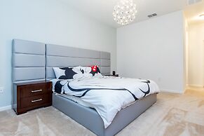 Modern 8 Bdrm 5 Bath Villa