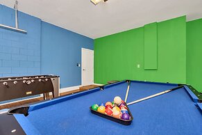 Modern 8 Bdrm 5 Bath Villa