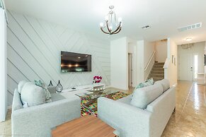 Modern 8 Bdrm 5 Bath Villa