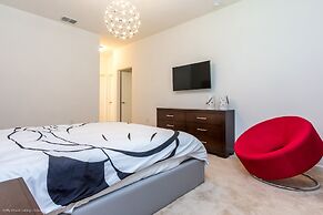 Modern 8 Bdrm 5 Bath Villa