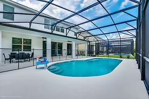 Modern 8 Bdrm 5 Bath Villa