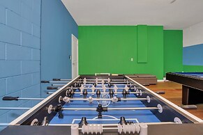 Modern 8 Bdrm 5 Bath Villa