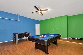 Modern 8 Bdrm 5 Bath Villa