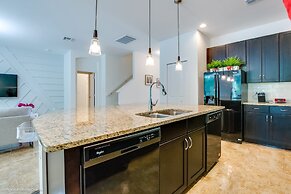 Modern 8 Bdrm 5 Bath Villa