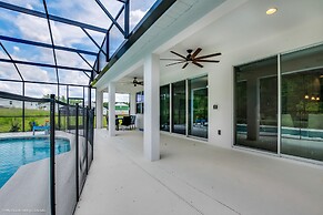 Modern 8 Bdrm 5 Bath Villa