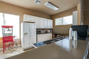 Modern 8 Bdrm 5 Bath Villa