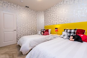 Modern 8 Bdrm 5 Bath Villa