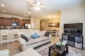 4 Bedroom 3 Bathroom Town Home With Pool