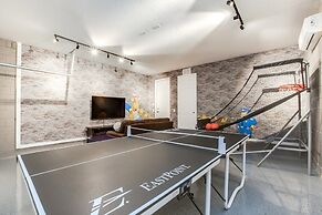 9 BD 6.5 BH House Villa