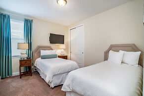 Family Friendly 8 Bed Villa with Pool & Spa