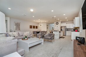 8 Bed 6 Ba Villa with Games, Pool & Spa