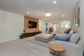 8 Bed 6 Ba Villa with Games, Pool & Spa