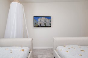 5 Bed 4 Bathroom Town Home