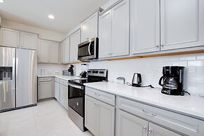 5 Bed 4 Bathroom Town Home