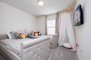 5 Bed 4 Bathroom Town Home