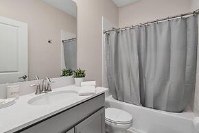 Edgy, Modern 6 Bed 5 Bath