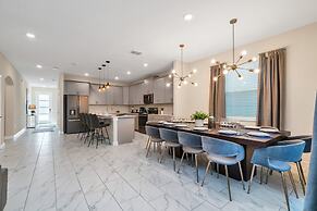 Edgy, Modern 6 Bed 5 Bath