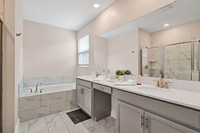 Edgy, Modern 6 Bed 5 Bath