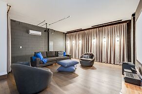 Edgy and Modern 7 Bed 5 Ba Villa Pool & Spa 1800saw