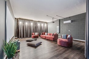 Phenomenal 8B 1810s Villa with Pool, Spa & Movie Theater