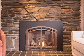 Classic Stowe Ski 3 Bedroom Chalet by RedAwning