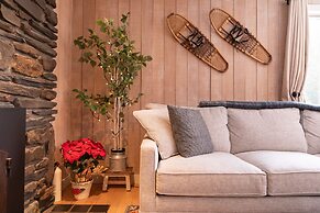 Classic Stowe Ski 3 Bedroom Chalet by RedAwning