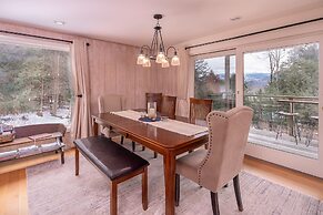 Classic Stowe Ski 3 Bedroom Chalet by RedAwning