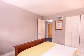 Classic Stowe Ski 3 Bedroom Chalet by RedAwning