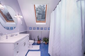 Classic Stowe Ski 3 Bedroom Chalet by RedAwning