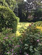 Immaculate 4-bed Apartment in Bournemouth & spa