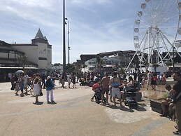 Immaculate 4-bed Apartment in Bournemouth & spa