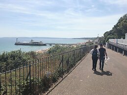 Immaculate 4-bed Apartment in Bournemouth & spa