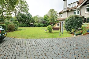 Immaculate 4-bed Apartment in Bournemouth & spa